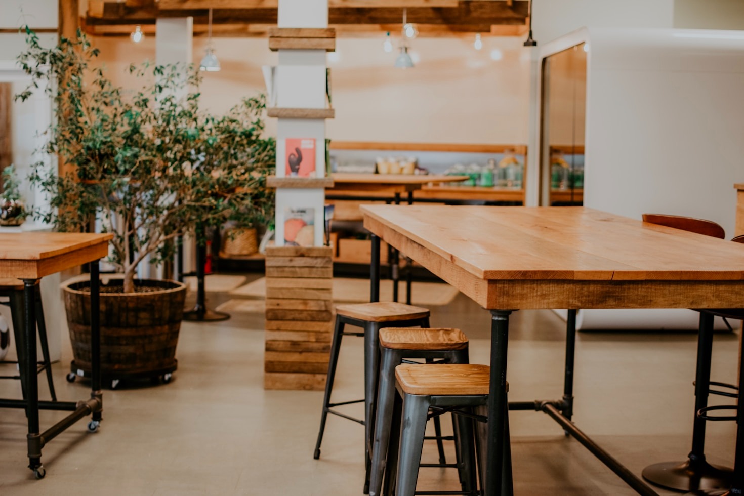 Cómo combinar muebles de madera y resina en tu hogar